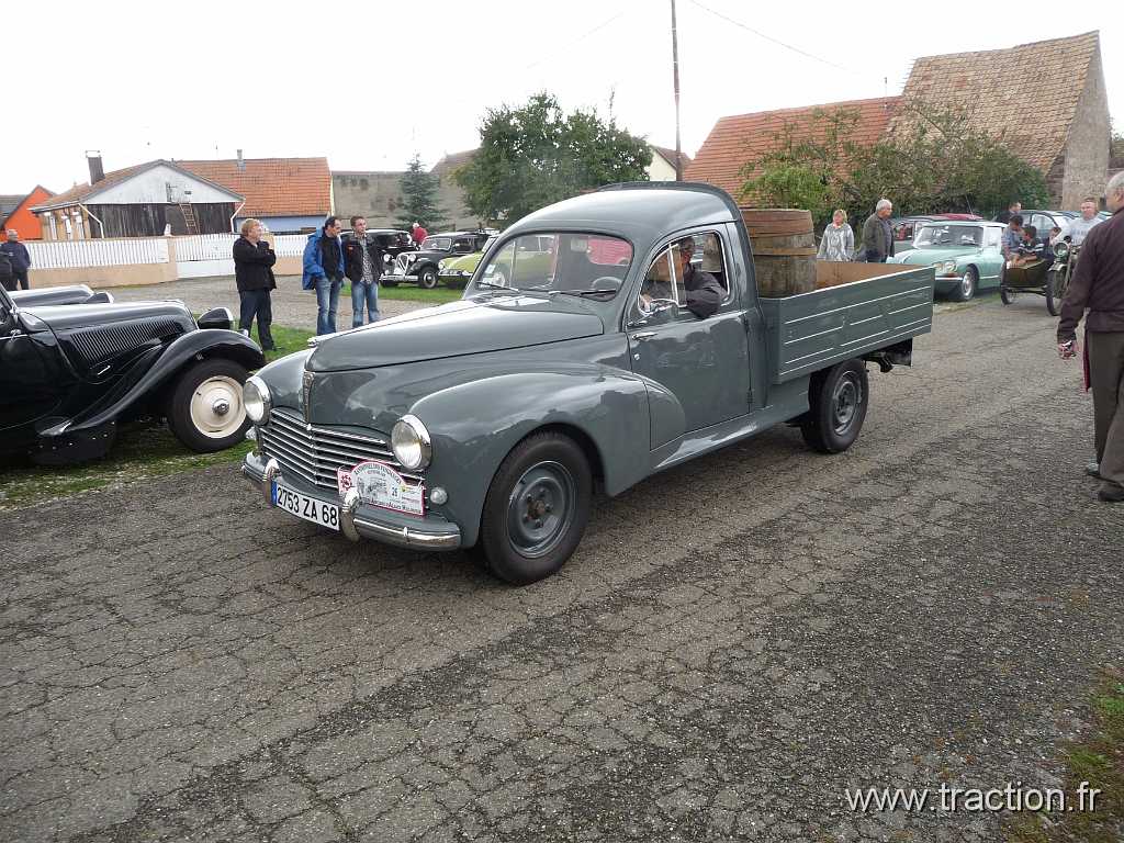 2013_Rustenhart (113).JPG - 06/10/2013 - 68740 RUSTENHART 33ème Randonnée Internationale des Vendanges - Promenade en Peugeot 203 Pick Up